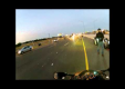 Группа мотоциклистов подскальзываются на пенопласте на шоссе